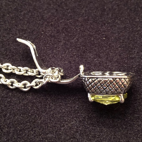 Beautiful & Bold Silver Tone chain & Light Green Cushion cut Stone pendent. - Picture 6 of 9